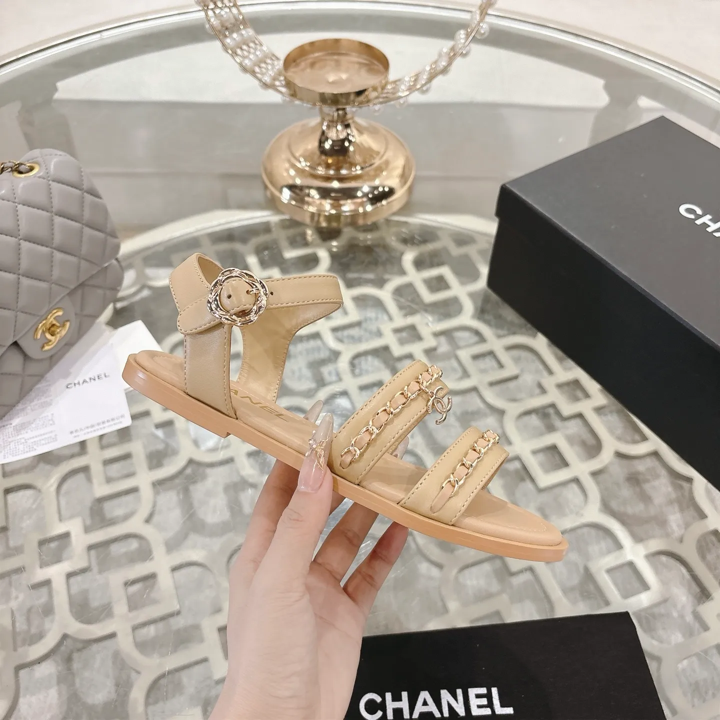 👟👟Ex-factory price 560👟👟Chanel Xiaoxiang 2025ss spring and summer latest catwalk fashion chain decoration top quality! Accurate to 1:1, light luxury without tiring the feet, the upper foot can be matched with spring and summer clothes at will, highlighting texture and taste, simple yet luxurious appearance, even if it is just a pair of sandals, it is definitely a must-have pair in the summer shoe cabinet. Upper: imported lambskin. Lining: imported sheepskin lining. Outsole: original customized outsole. Size: 35-40 (40.41.42 custom-made, non-returnable)